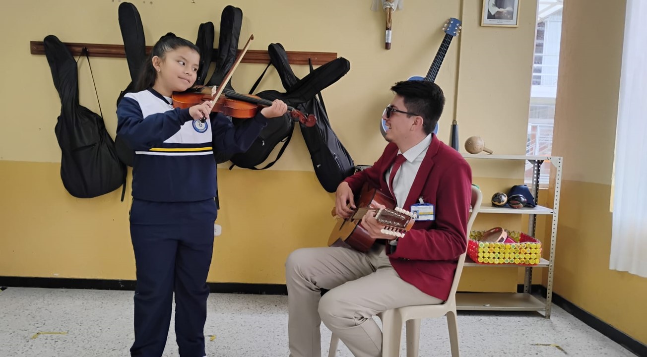 Nuestro colegio, busca enriquecer la experiencia educativa de los estudiantes a través del maravilloso mundo de la música. Fomentando la Creatividad y el conocimiento de sí mismos mediante la interpretación de diferentes instrumentos, permitiéndoles desarrollar   habilidades socioemocionales e impulsar en ellos el trabajo en equipo y la colaboración en actividades.